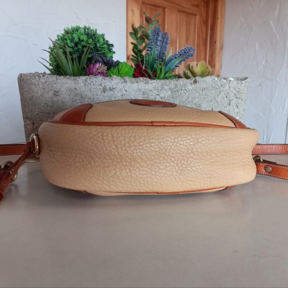 Dooney & Bourke Vintage Camera bag, rounded style, in Wheat - Picture 4 of 11